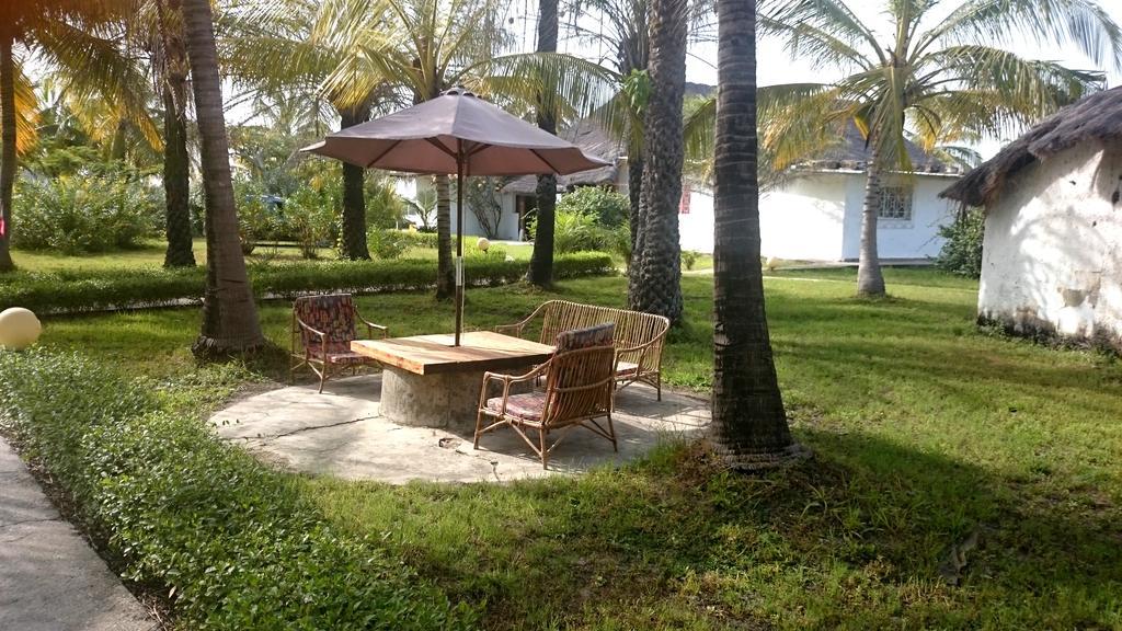 Hotel Katakalousse Yembakana Екстериор снимка
