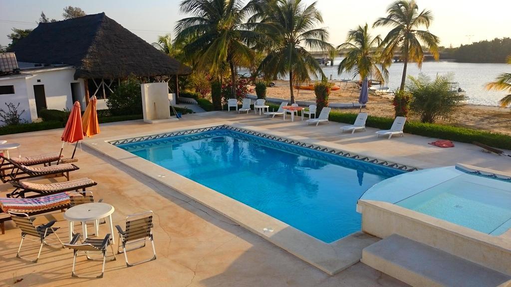 Hotel Katakalousse Yembakana Екстериор снимка