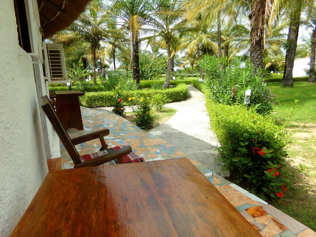 Hotel Katakalousse Yembakana Екстериор снимка