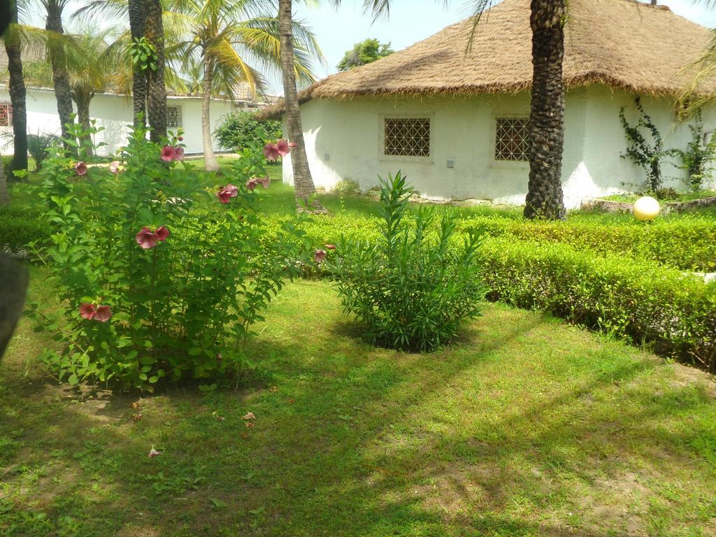 Hotel Katakalousse Yembakana Екстериор снимка